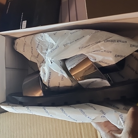 ELECTRIC KARMA GROVE METALLIC SLIP ON SLIDE SANDALS Pewter. Sz 9 - Picture 2 of 3